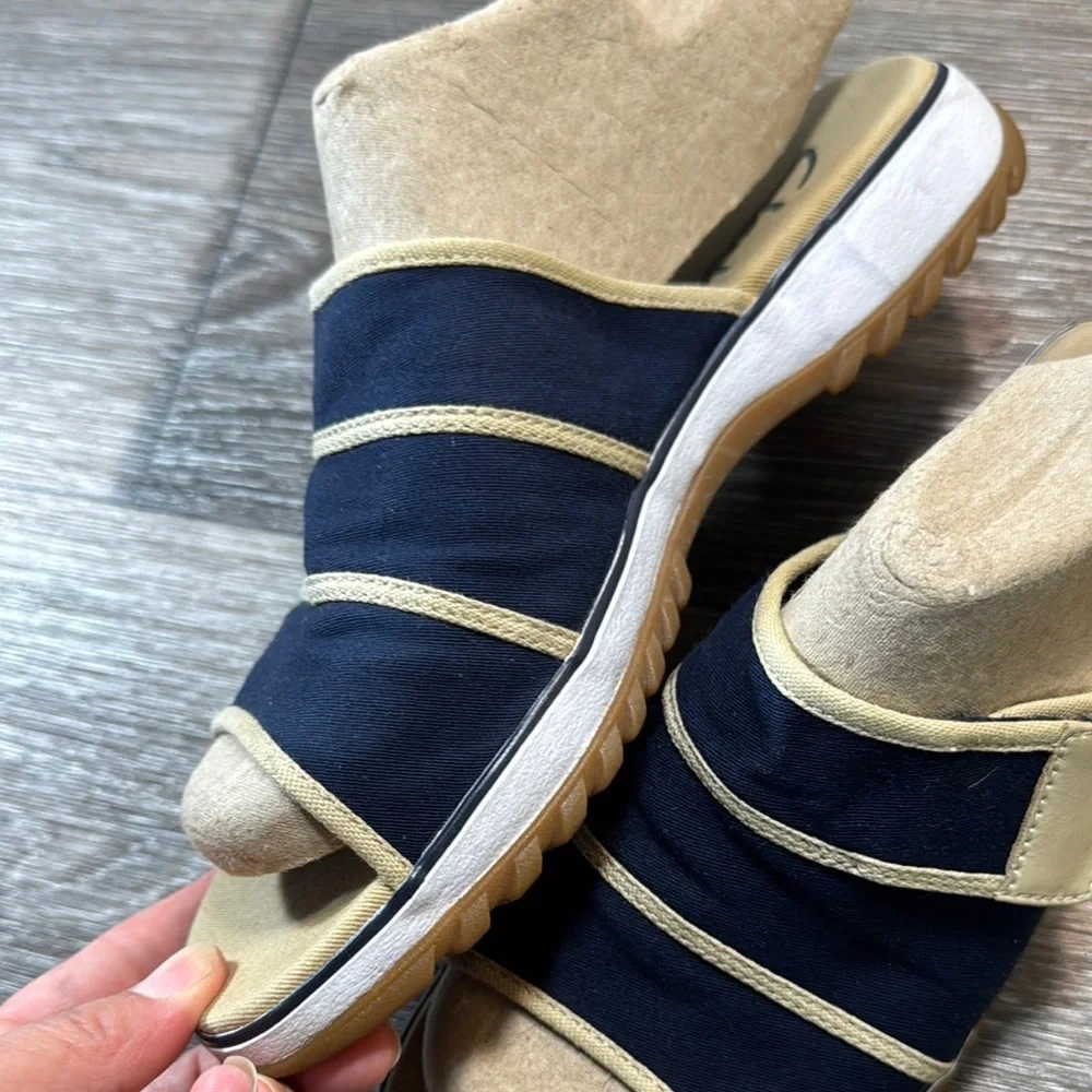 Clarks Navy and Tan Slide Sandals woman’s 8 (b230)